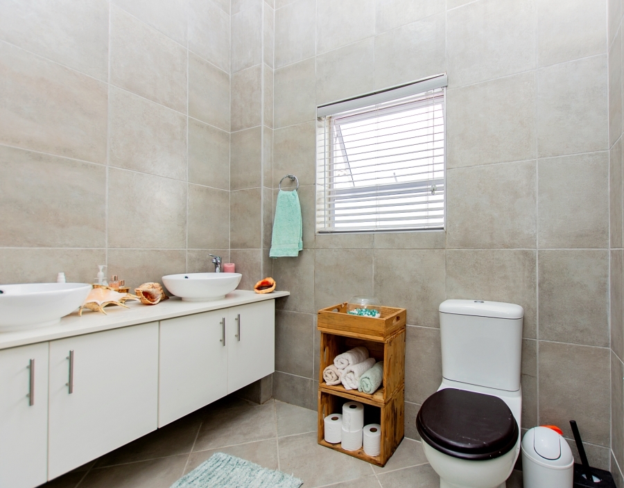 5 Bedroom Property for Sale in Brittania Beach Estate Western Cape